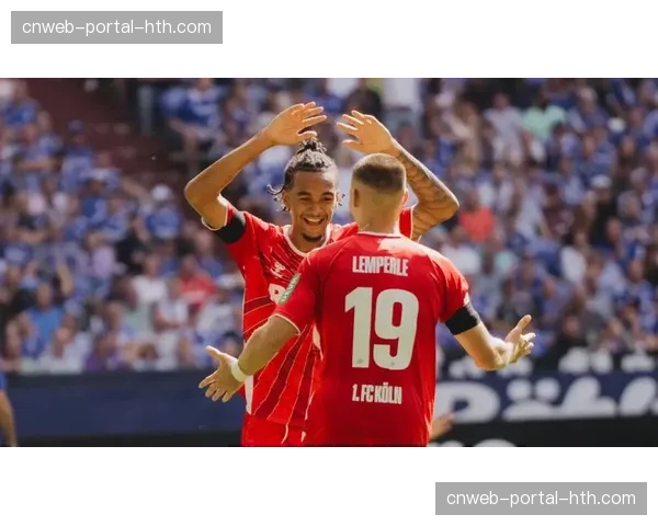 法兰克福客场球迷远征沃尔夫斯堡，看台成红色海洋